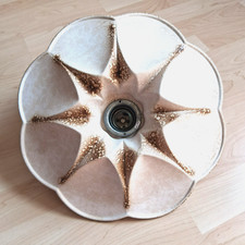 Dekorative Deckenlampe aus Keramik, Blütenform, Farbe beige