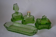 DDR Bad Garnitur Glas grün Kammschale Flacon Dose Frisiertisch