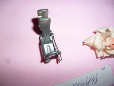 1 alter DDR Schnellnäher Fuß mit Fingerschutz u.Schiene (Modellnr.0526) Ersatz(2