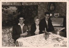 Vintage Foto Personen mit Fernseh Gerät Radio Einrichtung der 50er Jahre