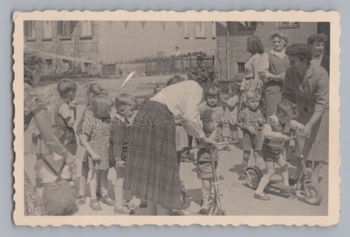 Kleine kinder mit tretrollern - mit,