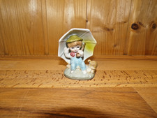 Porzellan Figur Junge mit Regenschirm Handbemalt