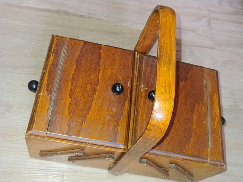 Antikes nähkörbchen mit - nähkörbchen,