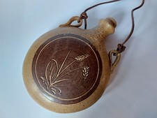 Feldflasche aus Keramik mit Lederriemen, Wandflasche, Weizenmotiv