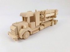 LKW mit Baumstämmen