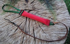 Beißwurst Peitsche Feuerwehrschlauch ROT 20cm Schlaufe PVC oliv, Hundesport IGP