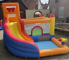 Große Hüpfburg mit Gebläse