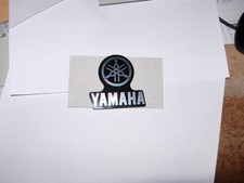 YAMAHA AUFKLEBER EMBLEM STIMMGABEL MIT SCHRIFTZUG 50mm SCHWARZ  YW 50 100 BW'S