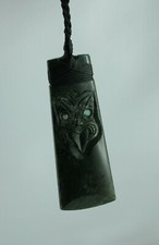 Maori Nephrit Jade Carving Toki mit Tiki Gesicht Amulett aus Neuseeland