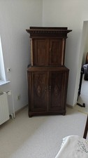 Antiker  Schrank mit Aufsatz