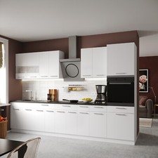 Küche mit Hochschrank