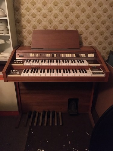 Orgel mit sitzbank - orgel, sitzbank,