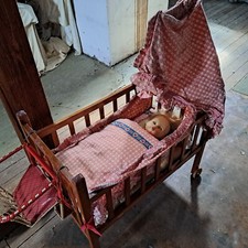 Nostalgischer Puppenwagen 1969 aus Holz