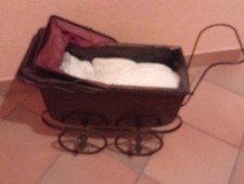 Nostalgischer Puppenwagen.  Ca 100 Jahre! Sehr gut erhalten! Braun 110€.