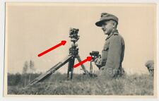 121026, Portraitfoto: Soldat mit Richtkreis 31 auf Dreibein, DF, Fernglas, TOP