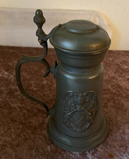 Alter Bierkrug aus Zinn, Ritter Wappen Dekor, mit Punze (u)