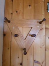 Kleine Holzgarderobe mit 5