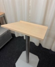 Rednerpult mit Edelstahlsäule und Buchenholz Dekorplatte.