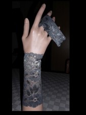 wunderschöne  Armstulpen aus elastischer Spitze in dunkelgrau