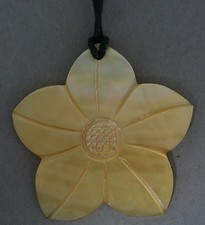 Muschel Anhänger  Blume  gecarved
