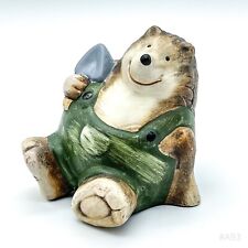 Keramikfigur Igel mit Schaufel Keramik-Igel sitzend Gartenfigur - 8x9cm