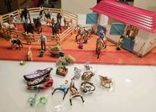 Schleich ..Pferdestall + 14 Pferde + Zaunelemente + 7 Figuren u.  viel Zubehör