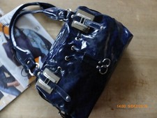 Henkeltasche mit Detailvielfalt in dunkelblau / Lack  