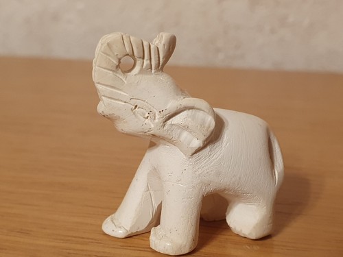 Elefantenfigur aus weißem