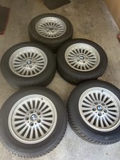 Winterreifen 5x Originale Styling 33 Alufelgen 7Jx16 Zoll vom E39 540i aus 1997.