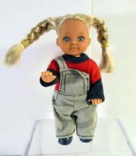 Simba kleine Puppe mit Pulli / Latzhose Schuhe Zöpfe 11 cm Simba China