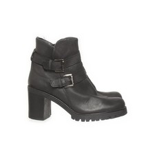 Kim Kay, Stiefeletten
