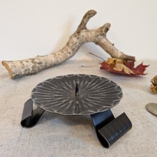 Kerzenständer geschwärztes Eisen rund Kerzenteller mit Strahlenrelief Leuchter