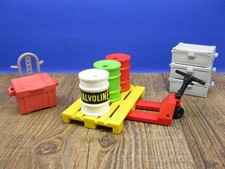 Palette Fässer Kiste Koffer