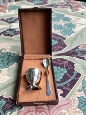 Art Deco. Sehr Schöner Eierbecher Mit dazu gehörigem Eierlöffel. 950 Er Silber. 