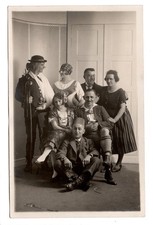 AK Foto Bizarres Gruppenfoto Fasching Tracht Fez Nürnberg 1920er RPPC Leonar
