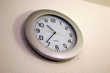 2 x Wanduhr Bahnhofsuhr Uhr