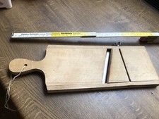 Tolles Vintage Schneidebrett aus Holz mit Metall Klinge. Reibe