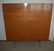 Großes Highboard mit Barteil