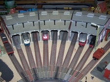 FALLER 120281 H0 9 Stände Ringlokschuppen m. Torschließvorrichtung montiert    