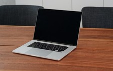 Apple MacBook Pro Retina TouchBar 16“ 8-Core i9 2,4 Ghz 1 TB SSD 32 GB Ram 2019