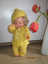 Alte Baby-Puppe mit gelben