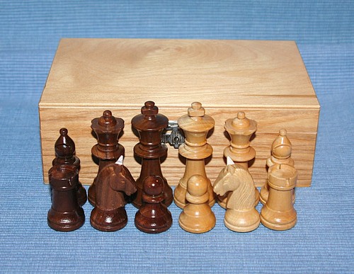 Schachfiguren holz lackiert - /,