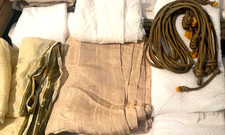 Konvolut verschiedener Stoffe tüllähnlich, gold durchwirkt, Kordel, floral u.m