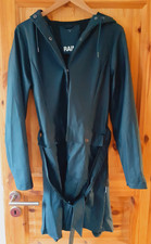 Schwarzer Regenmantel von