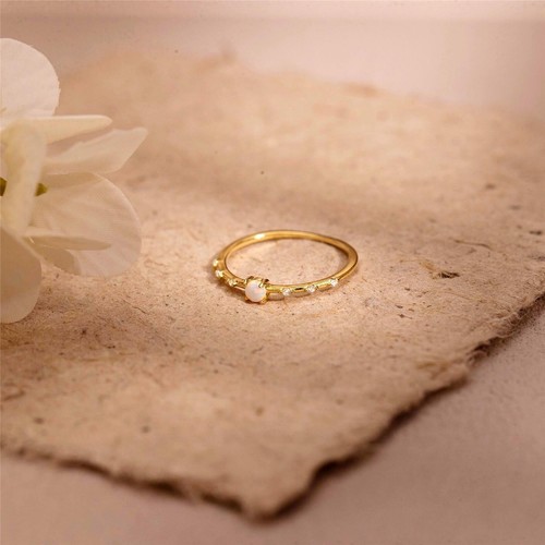 Zierliche opal ring mit - ring,