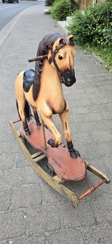 Antikes schaukelpferd aus holz - schaukelpferd,