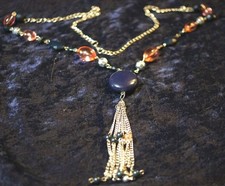 Verspielte Halskette mit bunten Perlen und Fransen Anhänger