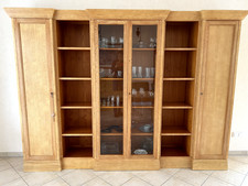 Pinie-Vollholz: Schrank, Anrichte, Kommode, Tisch  + 10 grüne Rattanstühle