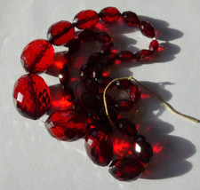 Bernstein ? Bakelit ? Kette rot facettiert ca.  58 Gramm