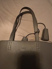 Tods Handtasche in Grau – zeitloser Luxus, Top-Zustand